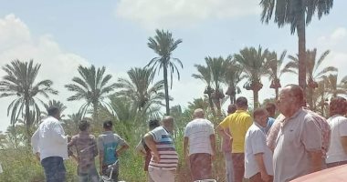 سقوط سيارة شخص قبل زفافه بساعات فى أحد المصارف بدمياط.. صور