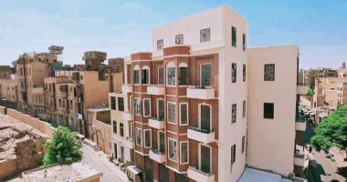 القاهرة التاريخية تسترد زهوها.. تطوير واجهات المبانى بمناطق باب زويلة وحارة الروم والحسين ومسجد الحاكم وبابى النصر والفتوح.. تصميم شرفات خشبية تتطابق مع الفن الإسلامى وتغيير شكل العمارات بعد ترميمها.. صور