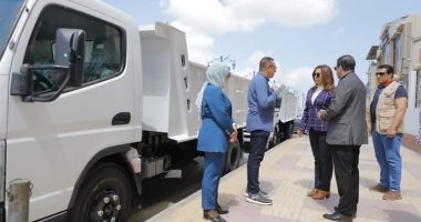 محافظ دمياط تتسلم 11 سيارة جديدة لدعم منظومة النظافة.. صور