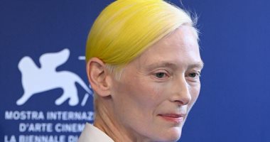 تيلدا سوينتون فى مهرجان فينيسيا السينمائى بشعر أصفر
