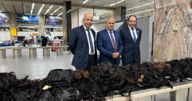جمارك مطار القاهرة تضبط محاولة تهريب كمية من البواريك وخصلات الشعر الطبيعى