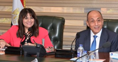 وزيرا الطيران المدنى والهجرة يبحثان تقديم تيسيرات للمصريين بالخارج.. صور