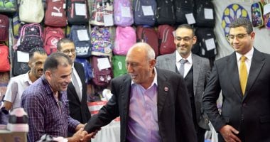 رئيس الغرفة التجارية بالإسماعيلية يتفقد معرض "أهلاً مدارس".. صور