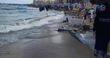 للصيف أيضًا نواته.. نوة "غسيل البلح" تضرب الإسكندرية وارتفاع الموج إلى 3 أمتار.. رفع الرايات الحمراء على معظم الشواطئ ومنع النزول بالعجمى.. 5 شواطئ فقط آمنة بسبب حواجز الأمواج.. والصرف الصحى تعلن الطوارئ.. صور