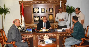 محافظ قنا يواصل استقبال المواطنين بمكتبه للاستماع لشكاواهم