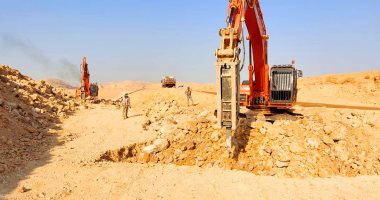 محافظ سوهاج يتابع مشروع "طريق البلينا - الصحراوى الغربى" بتكلفة 200 مليون جنيه
