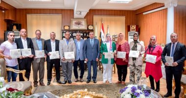 رئيس جامعة بني سويف يستقبل العاملين الحاصلين على برنامج مكافحة الفساد