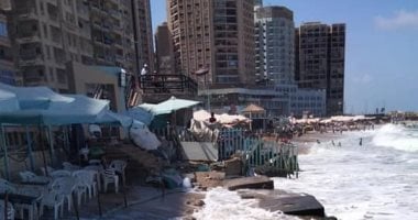 "للى جايين إسكندرية احذروا".. نوة غسيل البلح مستمرة لليوم الثانى.. رفع الرايات الحمراء على شواطئ القطاع الغربى من الدخيلة وحتى سيدى كرير.. و"السياحة والمصايف" تمنع نزول البحر فى العجمى واستخدام الألعاب.. صور