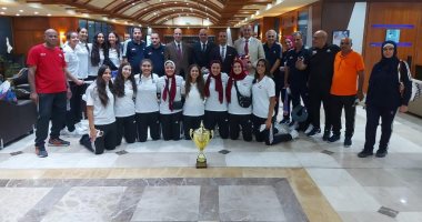 استقبال شابات الطائرة بطلات أفريقيا بالورود.. صور