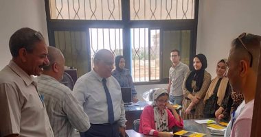 عميد كلية الطب بجامعة العريش يستقبل أول دفعة طلاب لاستكمال أوراقهم.. صور