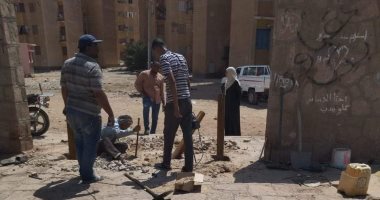 لمنع دخول المركبات.. تركيب أعمدة داخل حديقة الصداقة فى أسوان