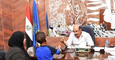 هروب شخصين من لقاء محافظ أسوان الجماهيرى بسبب "تحليل المخدرات"
