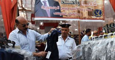محافظ أسوان يتفقد معرض "كلنا واحد" بتخفيضات تصل إلى 30% لمستلزمات المدارس