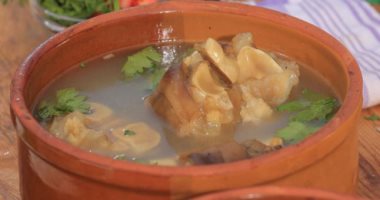 طريقة عمل شوربة الكوارع فى المنزل.. لو عندك عزومة وعايزة حاجة دسمة