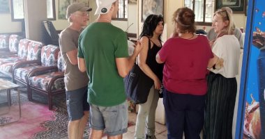 وفد سياحى من إنجلترا يزور منطقة آثار بنى حسن فى المنيا.. صور
