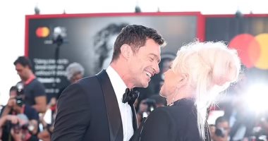 هيو جاكمان وزوجته يخطفا الأنظار فى مهرجان فينيسيا 