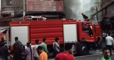 ندب الأدلة الجنائية وسماع شهود واقعة حريق عقار محرم بك بالإسكندرية.. صور