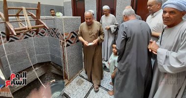 بعد مرور 170 عاما على إنشائه.. بئر "الحرابوه" بقنا مصدر المياه لمسجد بالقرية والأهالى تحتفظ بزجاجات للتبرك بها من عمق 12 مترا.. بنى لاستخدامه فى الوضوء وزراعة الأشجار وما زال يروى عطش الأهالى والمواشى.. صور