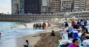 صيف فى الروقان.. 20 يوما وينتهى المصيف بالإسكندرية.. نسبة إشغال الشواطئ الشرقية 80% والغربية 70% .. "السياحة والمصايف": استقرار حالة البحر بعد نوة غسيل البلح.. ورفع الرايات الخضراء والصفراء وزيادة عدد الغطاسين