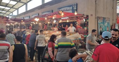 استمرار توافد أبناء بورسعيد والمحافظات الأخرى على سوق الأسماك كل يوم الجمعة