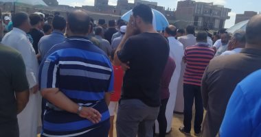 تشييع جثمان طفل غرق في مياه البحر المتوسط بالبرلس.. صور