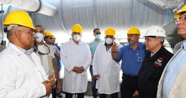 وزير قطاع الأعمال ومحافظ قنا يتفقدان خطوط الإنتاج بمجمع مصانع الألومنيوم