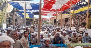 توافد الآلاف على مؤتمر الصلح "القودة" لإنهاء خصومة ثأرية بين عائلتين بأسوان.. صور
