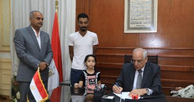 محافظ الجيزة يسلم محلا حضاريا بروضة السودان لصاحب عربة فول بالدقى