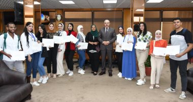 رئيس جامعة القناة يكرم الطالبات الحاصلات على مراكز بالدورة الفرانكوفونية