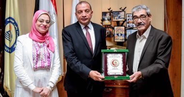 النقابة العامة للعلاج الطبيعى تهدى درعها لرئيس جامعة بنى سويف