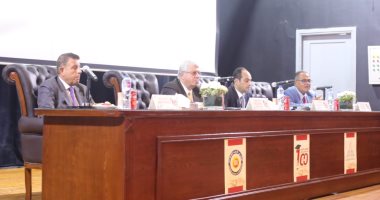 وزير التعليم العالي يوجه بضرورة نشر بوسترات بمخاطر المجتمع بالجامعات