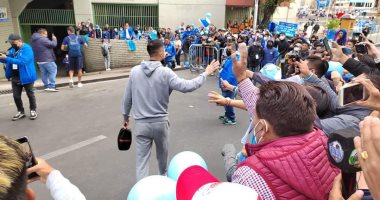 جماهير بوليفار تودع برونو سافيو لاعب الأهلي الجديد.. صور
