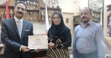 مدير تعليم قوص بقنا يكرم نماذج ناجحة للمتحررات من الأمية