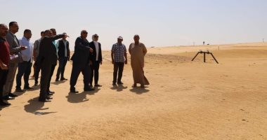 محافظ الوادي الجديد يتفقد مشروع تثبيت وزراعة الغرود الرملية بالخارجة