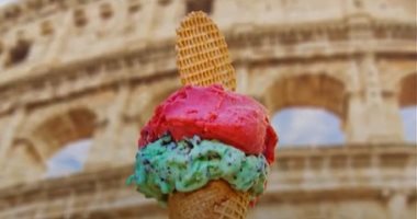 طبيبة تحذر كبار السن من خطورة تناول الآيس كريم