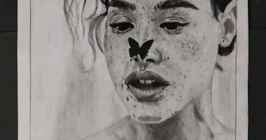 "ابراهيم" من كفر الشيخ يشارك موهبته بالرسم بالنار على الورق