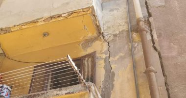 انهيار سور بلكونة وإزالة موطن الخطورة لعقار بمنطقة السلخانة بحي غرب المنصورة