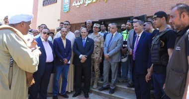 محافظ سوهاج يتفقد مشروعات مبادرة "حياة كريمة " بقرية "العوامية".. صور