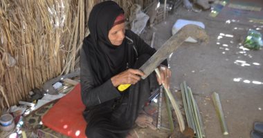 الحاجة ظريفة جيلانى تسطر قصة كفاح تربية الأولاد بعد وفاة زوجها منذ 27 سنة.. تعمل فى صناعة الأقفاص من جريد النخل يومياً وتبيعها لتجار الشادر بإسنا.. تعلمت المهنة من "صنايعية فيومية" والقفص من 2 لـ7 جنيهات.. صور