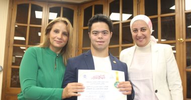 عميدة آداب عين شمس تكرم محمد الحسينى سباح المانش والطلاب الأوائل