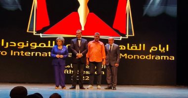 صفية العمرى ولطفى لبيب أول الحاضرين بمهرجان القاهرة للمونودراما