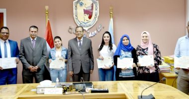 رئيس جامعة سوهاج يكرم مدربي مبادرة العمل الحر.. صور