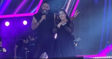 حماقى يكشف عن فيديو غنائه مع فتاة من ذوى الهمم على المسرح
