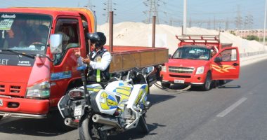 محافظ القليوبية يضبط سيارتين نقل يسيران عكس الاتجاه فى الطريق الحر ببنها