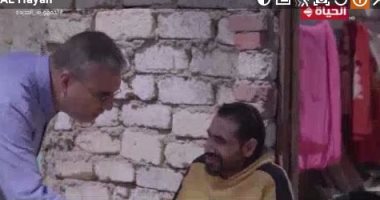 "واحد من الناس" يهدى "عبد الله" مبلغ 10 آلاف جنيه لمساعدته على العلاج