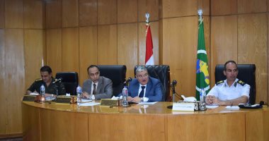 محافظ المنيا يناقش استعدادات العام الدراسي الجديد.. صور