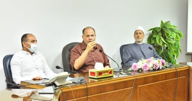 محافظ أسيوط يتابع الموقف التنفيذى لخطة الرصف ويوجه بمراعاة معايير الجودة