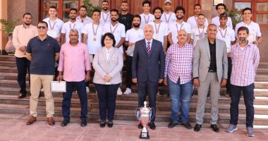 عادل مبارك يكرم منتخب جامعة المنوفية الفائز بكأس مصر للجامعات المصرية