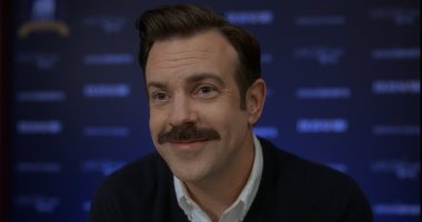 فوز جيسون سوديكيس بجائزة إيمي أفضل ممثل في مسلسل كوميدي عن Ted Lasso