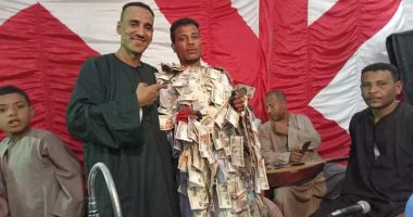 عريس يجمع نقطة أكثر من نصف مليون جنيه فى ليلة زفافه على أنغام الكف الصعيدى